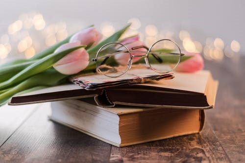 boeken met bloem en bril
