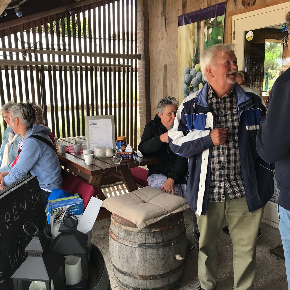 LUISTEREN, SCHRIJVEN, VAREN, HAPJE, DRANKJE