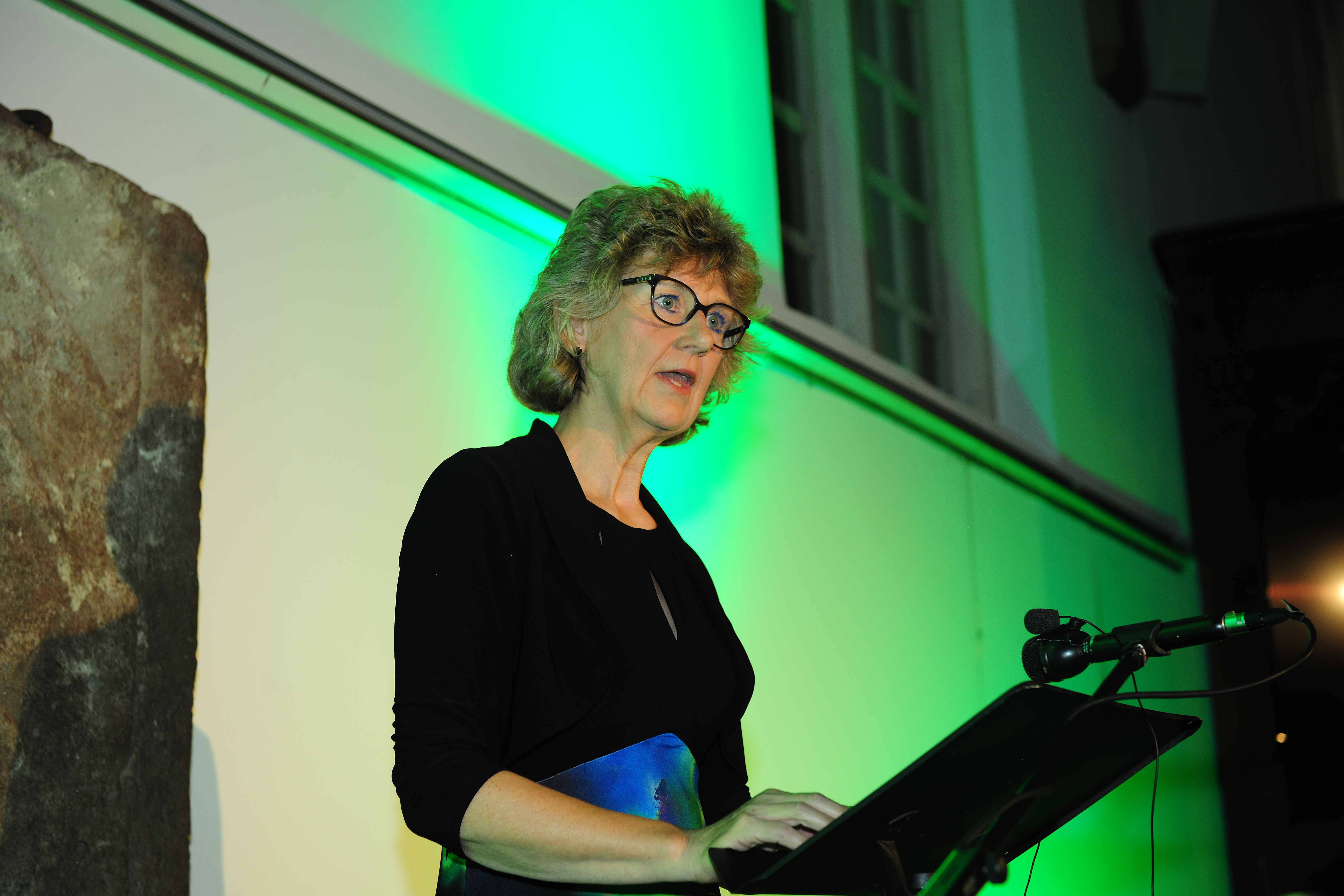 VAN ALLEEN NAAR MET ZIJN ALLEN