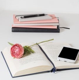 boek op een witte houten tafel vierkant