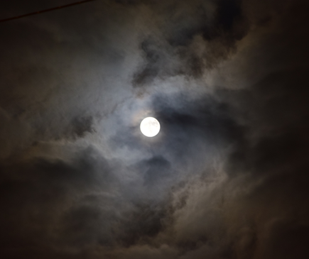 volle maan met sluierbewolking