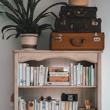 boekenkast met koffers erop vierkant