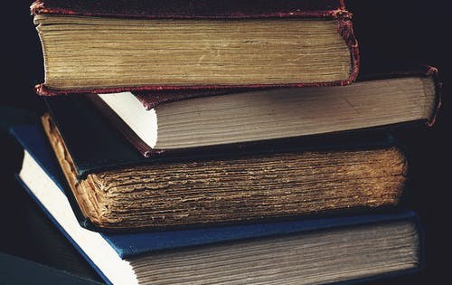 gestapelde boeken