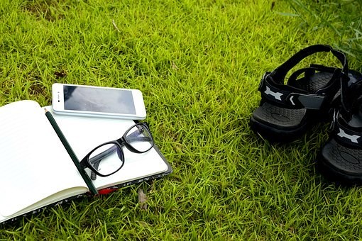 boek gras mobiel bril