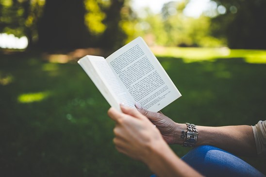 boek in handen van vrouw