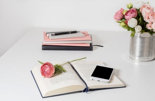 boek op een witte houten tafel