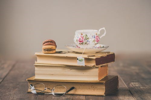 boeken met theekopje en macarons