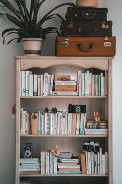 boekenkast met koffers erop