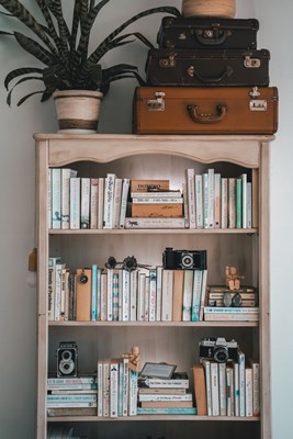boekenkast met koffers erop
